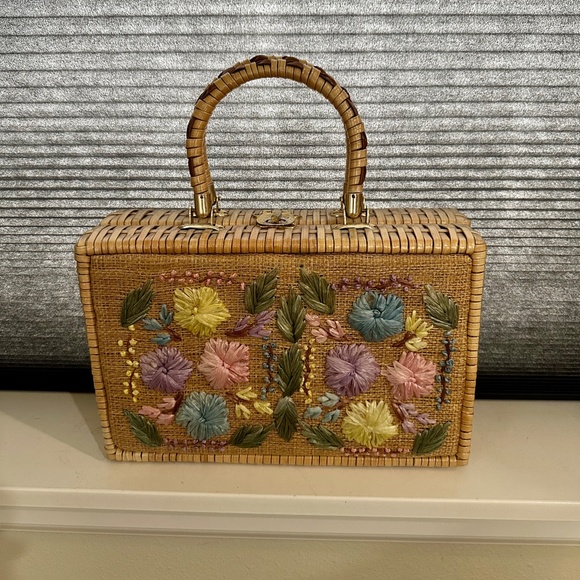 Woven Straw Handbag with Embroidered Pastel Flowers. Vtg. 1960s - Adorable - Picture 13 of 13